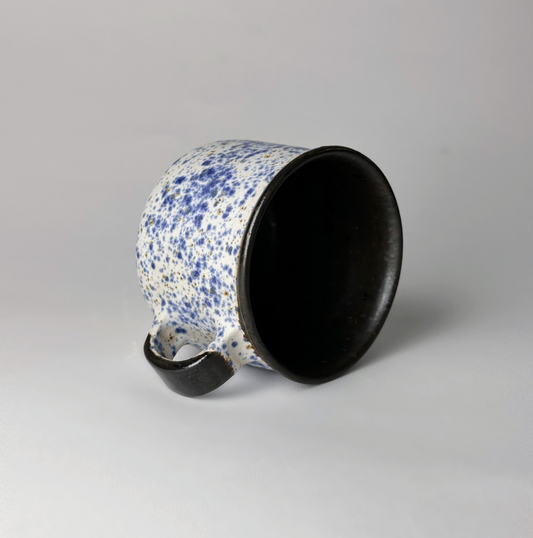 Kubek w niebieskie plamki