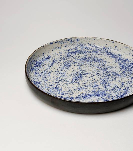 Talerz w niebieskie plamki