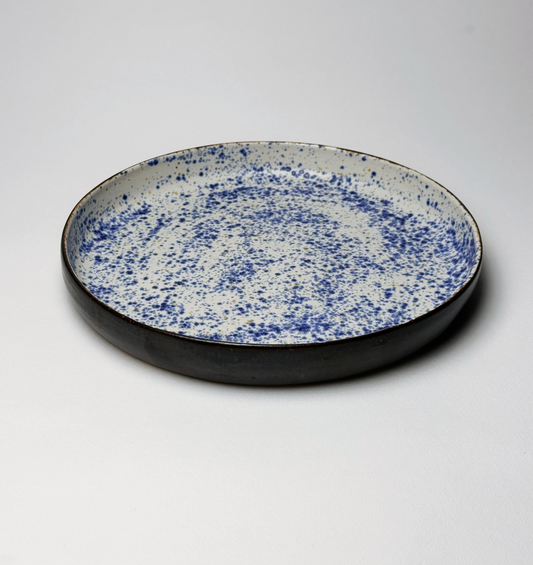 Talerz w niebieskie plamki