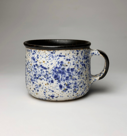 Kubek w niebieskie plamki